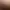 Eine Person erhält eine Gesichtsmasse mit den Händen einer anderen sichtbaren Person.